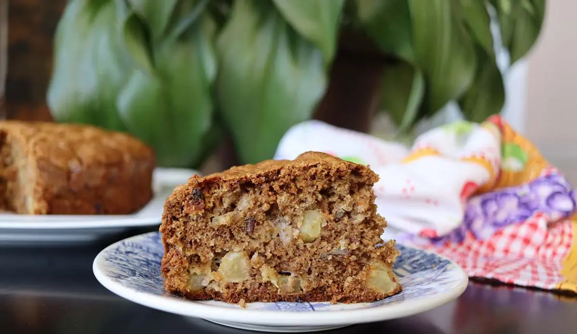 Bolo de maçã e nozes – Fofo e com casquinha crocante