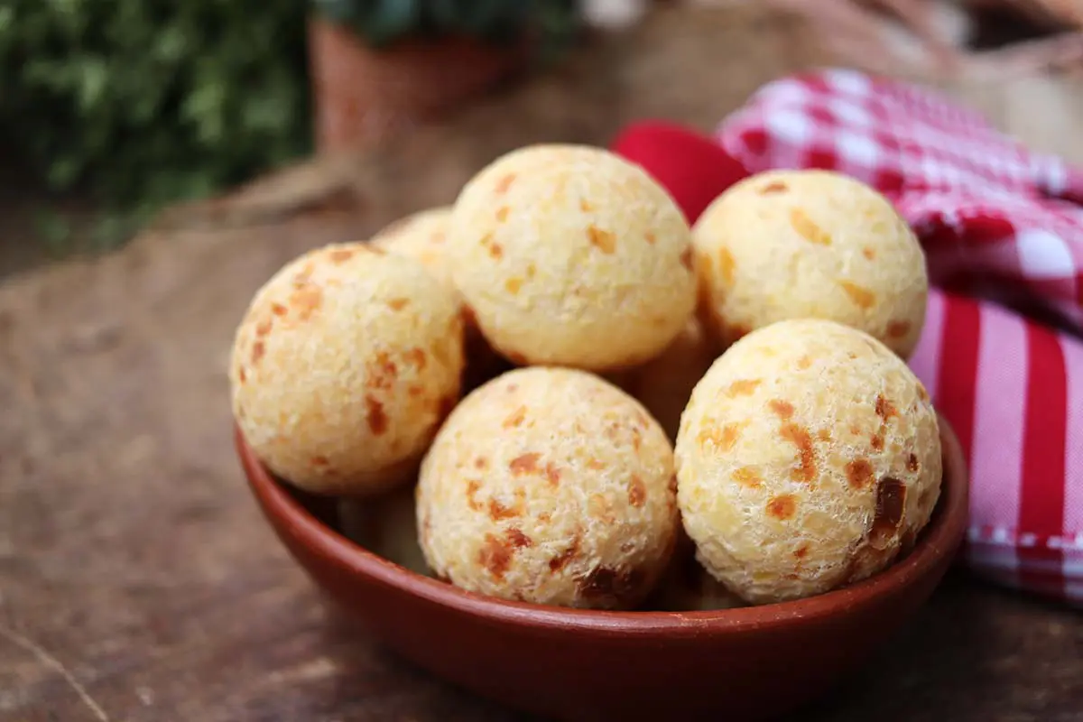 Como fazer pão de queijo tradicional e fácil 