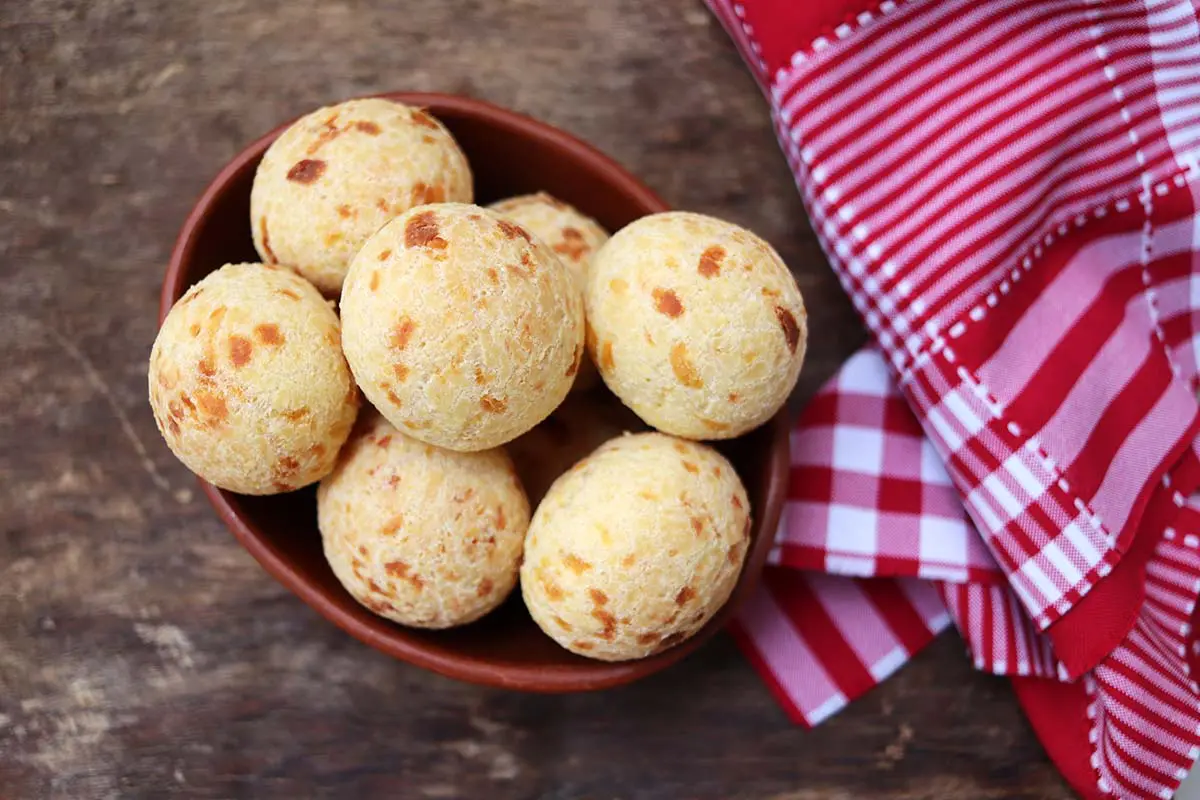 Como fazer pão de queijo tradicional e fácil 