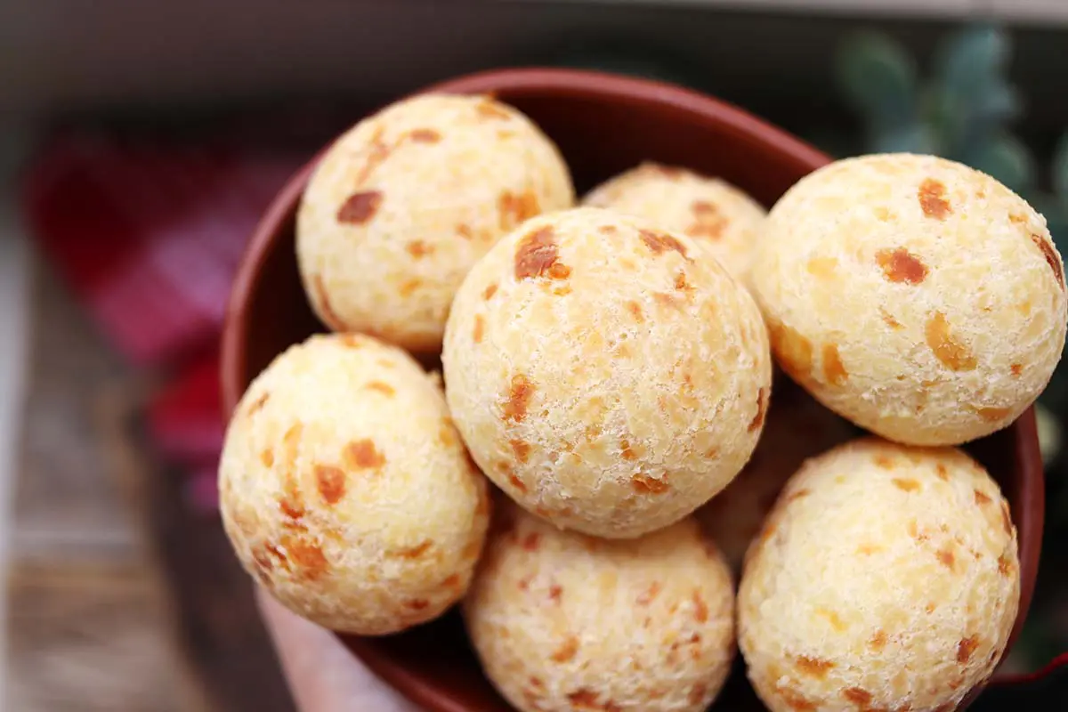 Como fazer pão de queijo tradicional e fácil