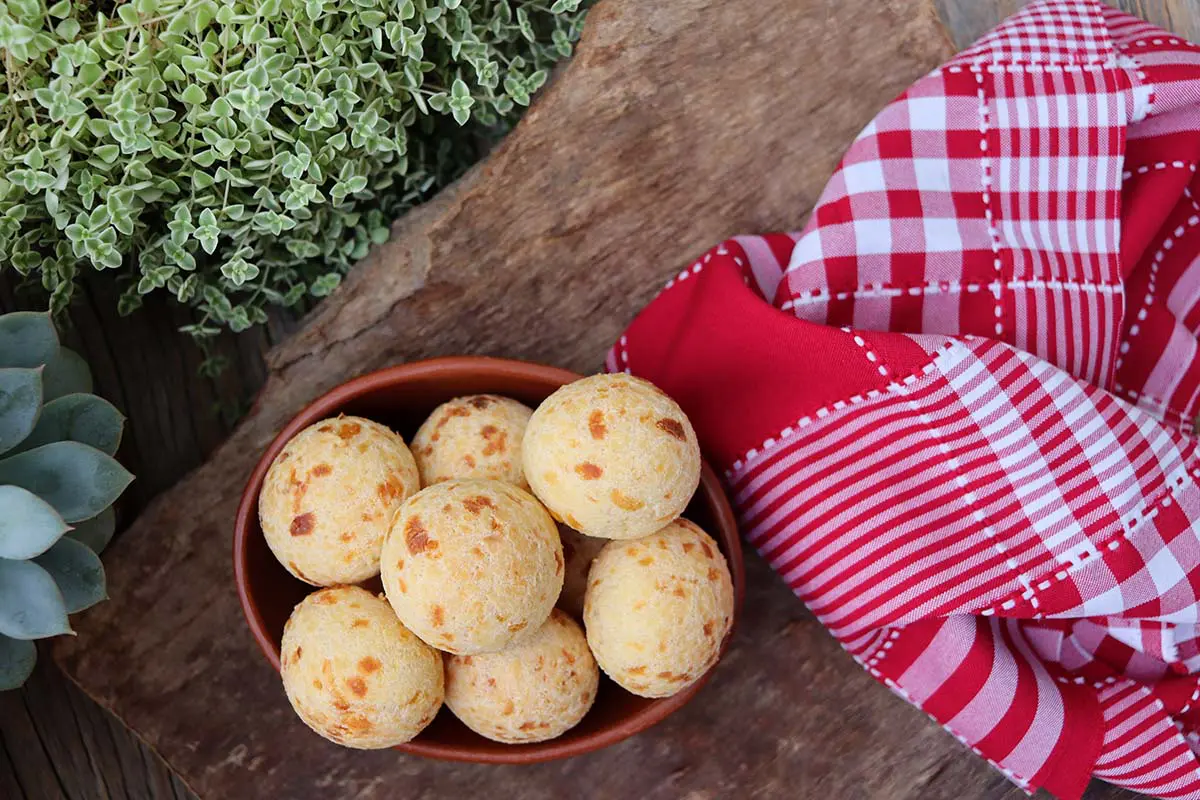 Como fazer pão de queijo tradicional e fácil