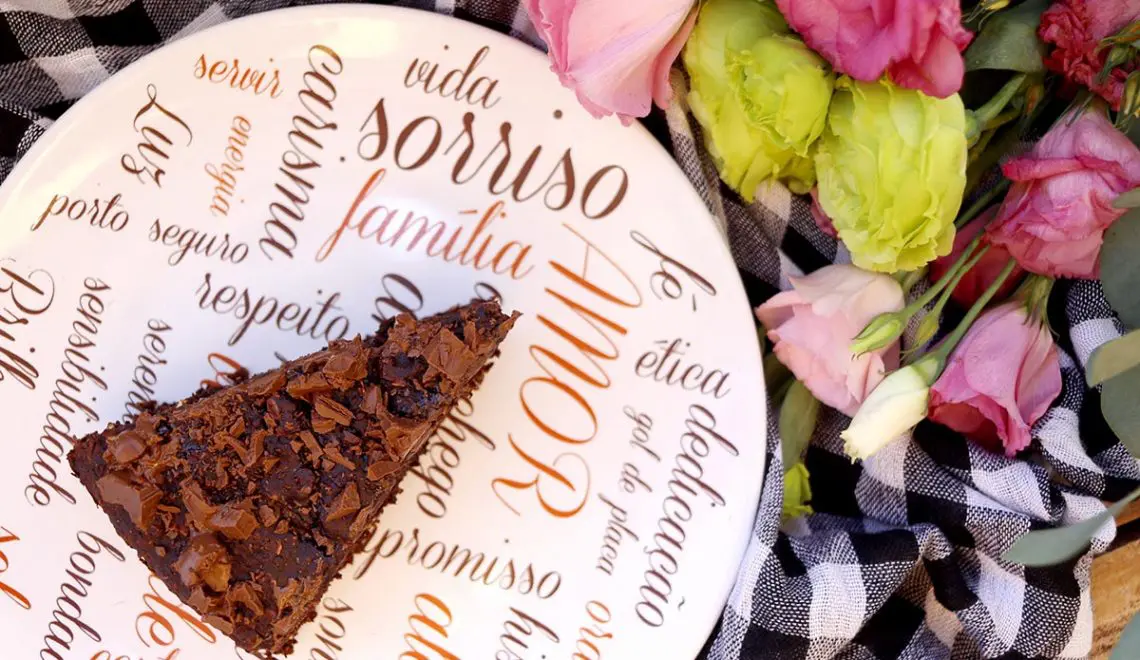 Bolo de chocolate com banana e aveia – Feito sem farinha