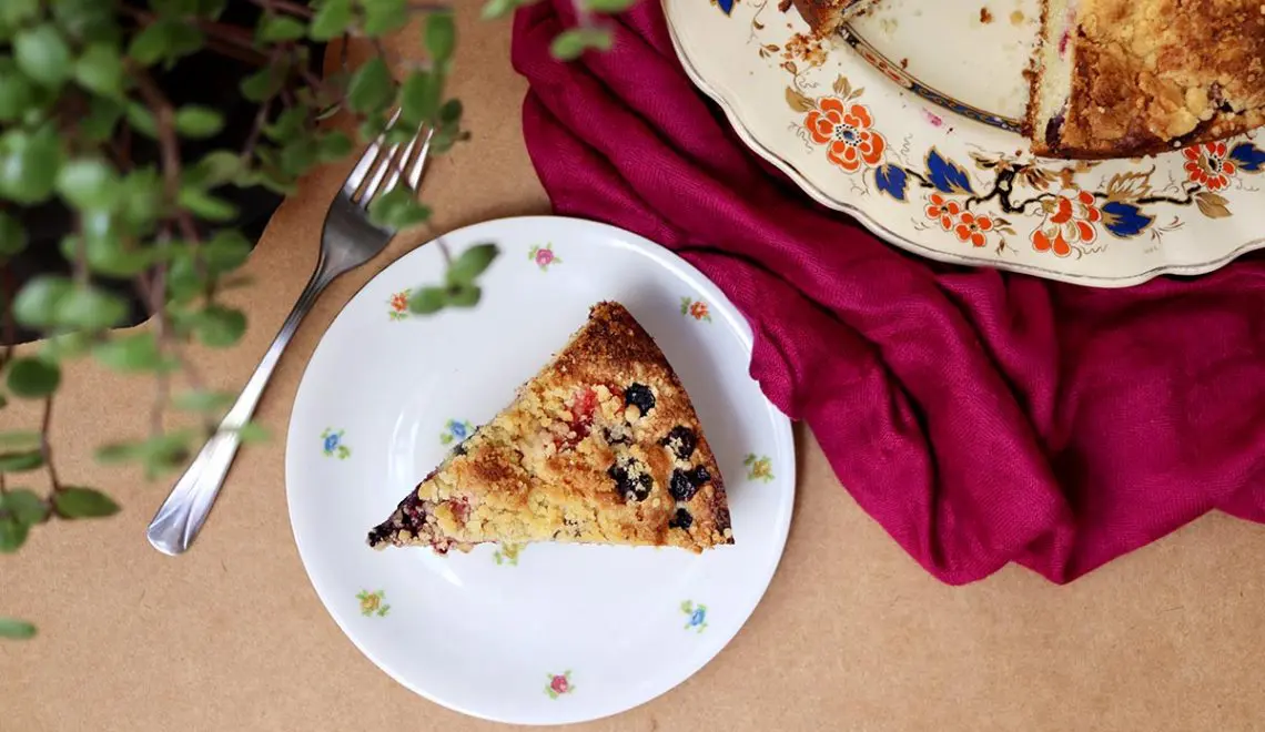 Bolo de frutas vermelhas com limão e cobertura crocante