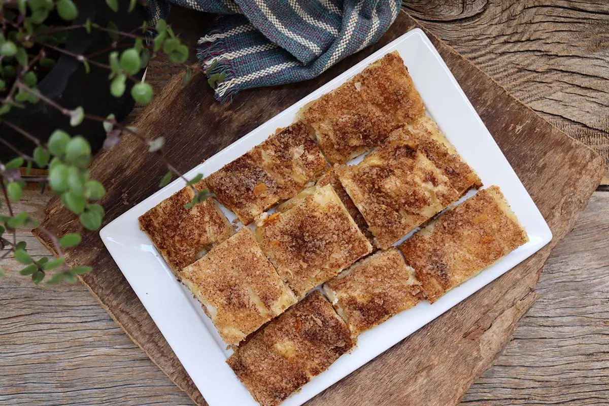 Folhado de cream cheese com açúcar e canela