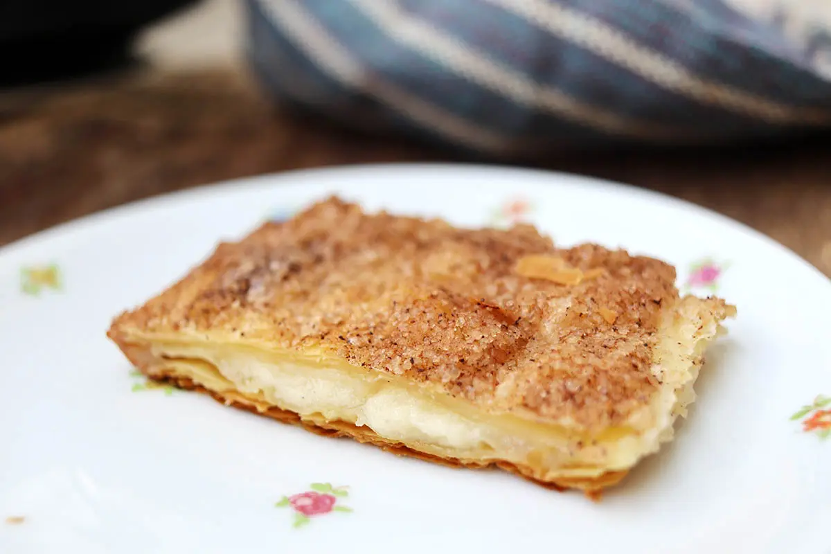 Folhado de cream cheese com açúcar e canela