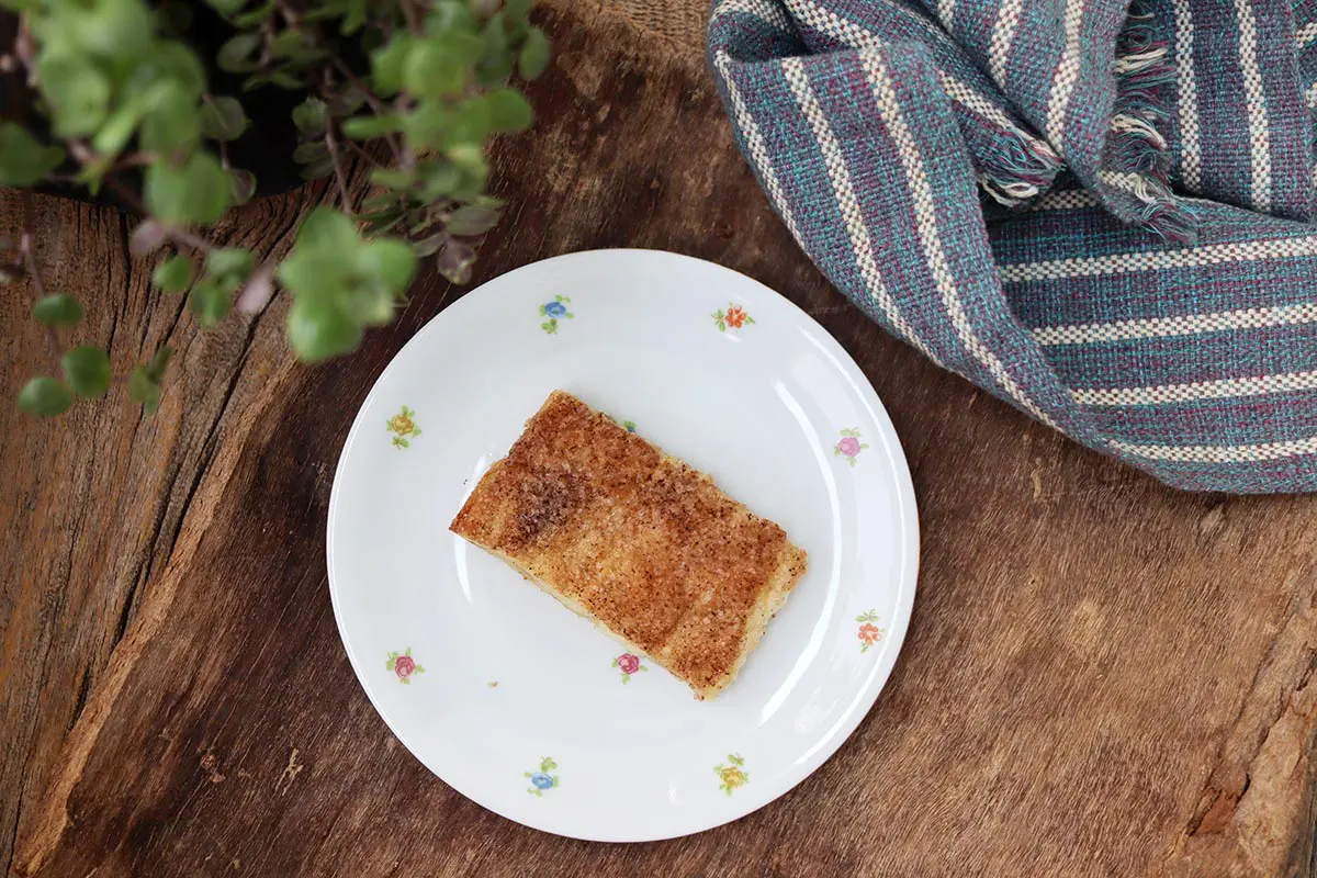 Folhado de cream cheese com açúcar e canela