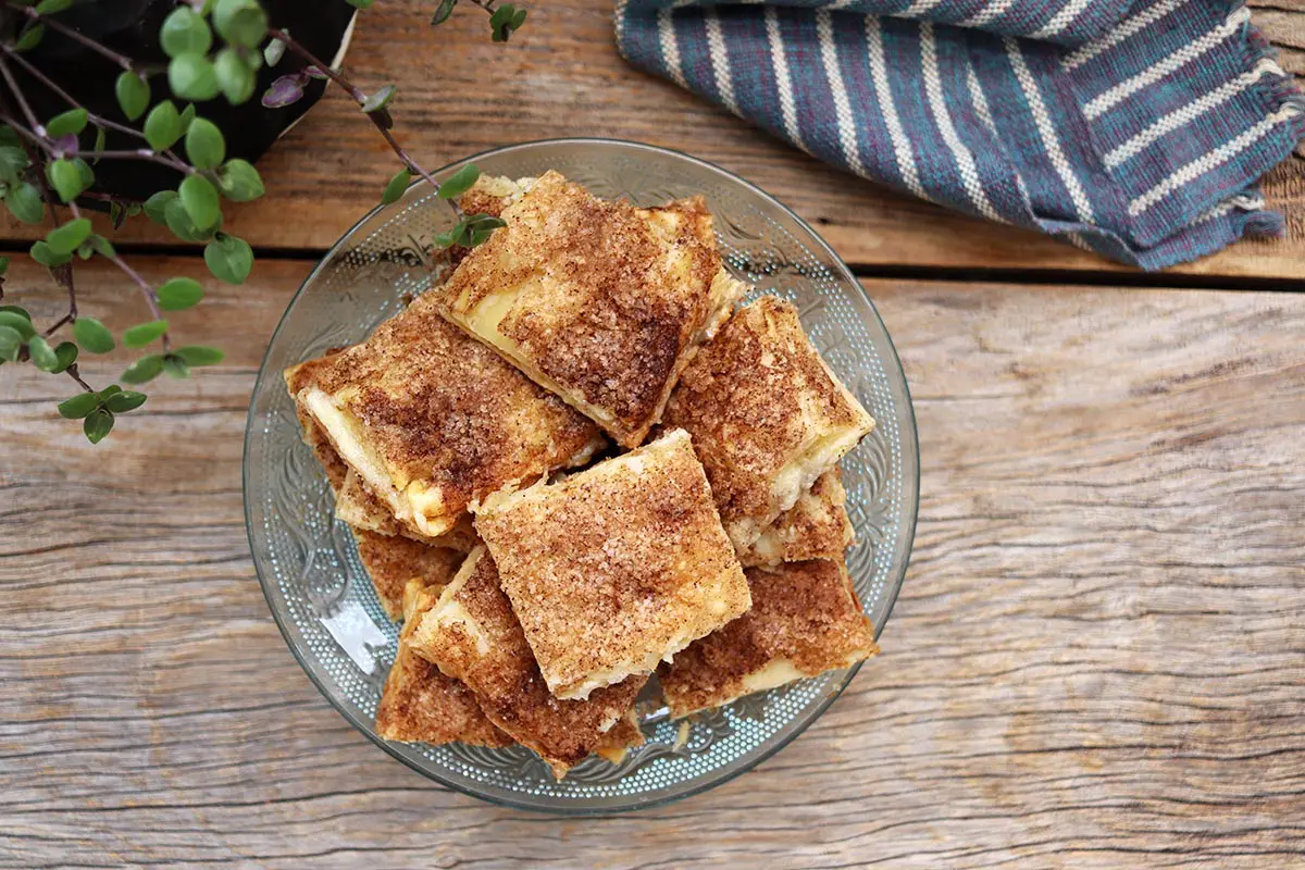 Folhado de cream cheese com açúcar e canela