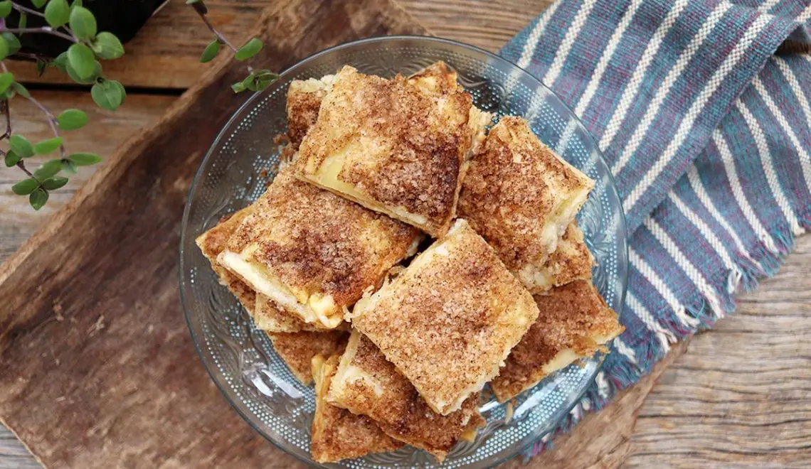 Folhado de cream cheese com açúcar e canela