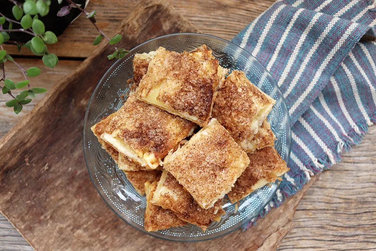 Folhado de cream cheese com açúcar e canela