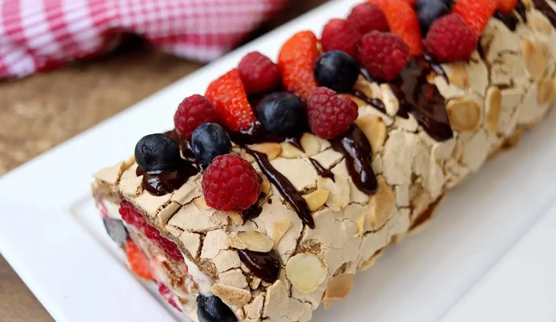 Rocambole de pavlova com frutas vermelhas