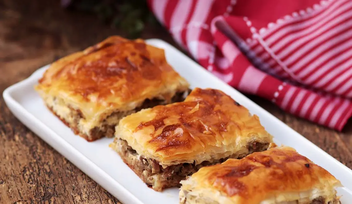 Torta de carne moída com massa filo