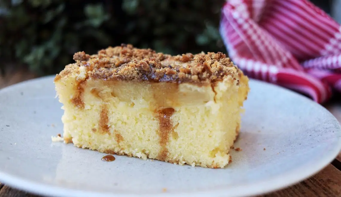 Bolo de abacaxi com farofa crocante