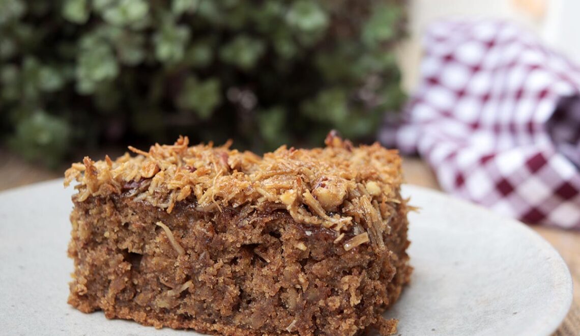 Bolo de aveia com cobertura de coco e nozes