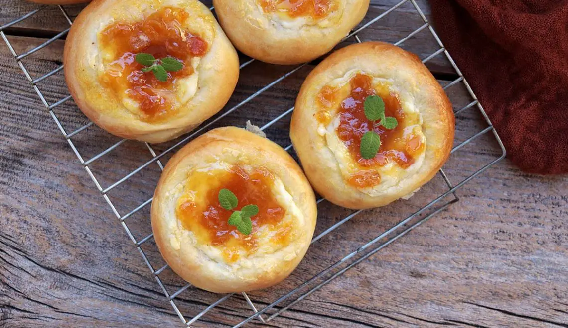 Pão doce com geleia e cream cheese