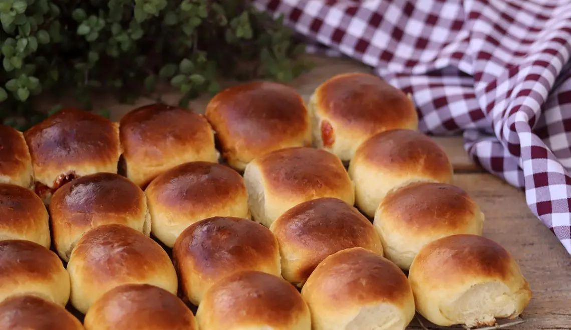 Pãozinho de iogurte recheado com queijo e goiabada