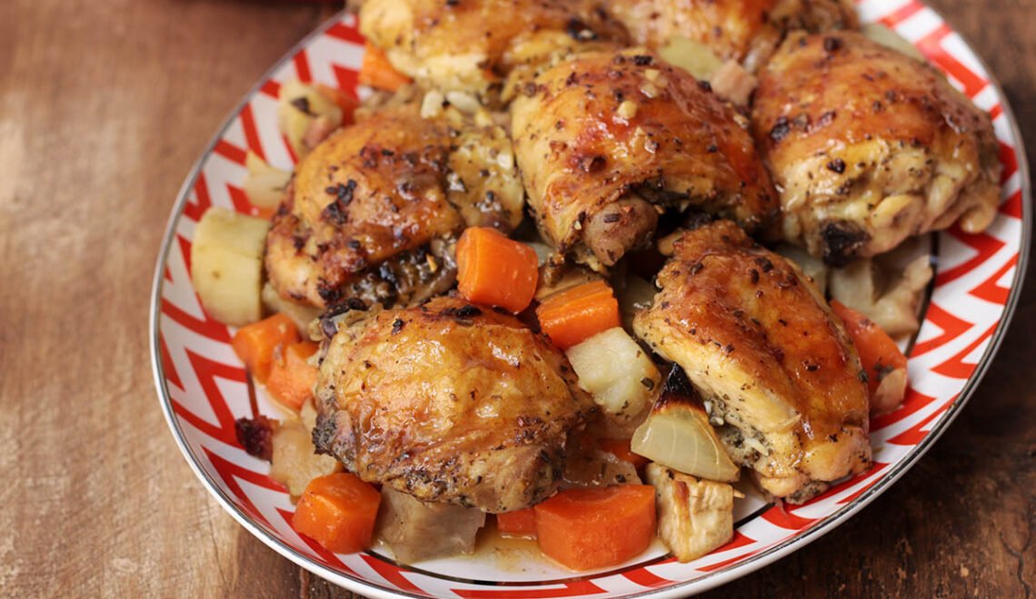 Sobrecoxa de frango com batata-doce, maçã e cenoura