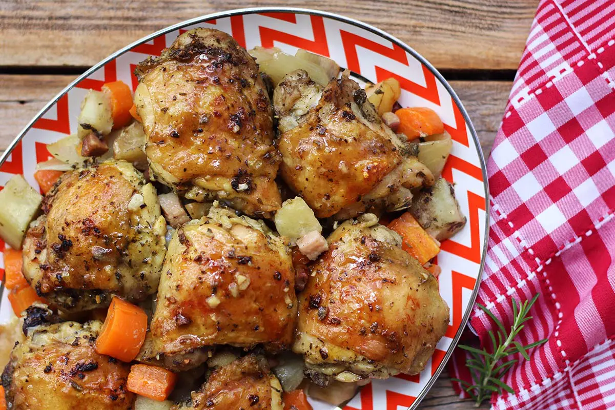 Sobrecoxa de frango com batata-doce, maçã e cenoura