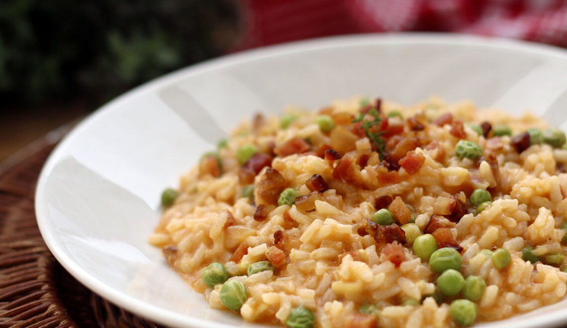 Risoto de bacon com ervilha e queijo provolone