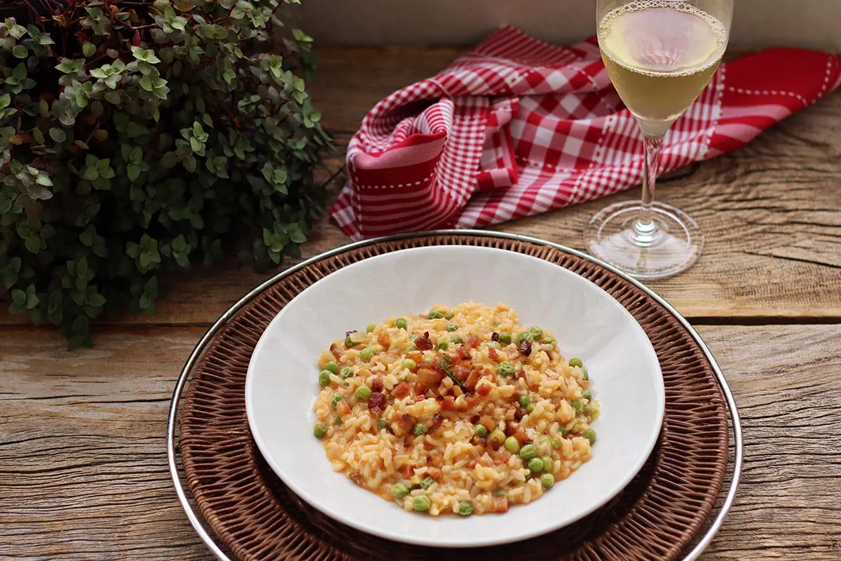 Risoto de bacon com ervilha e queijo provolone