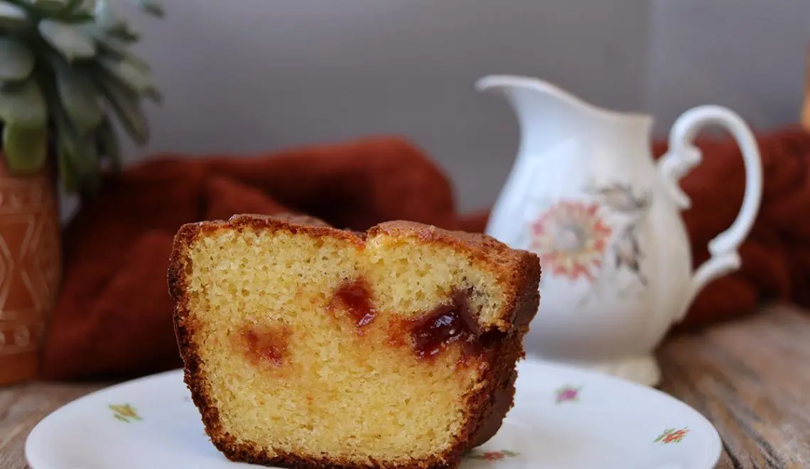 Bolo de fubá com goiabada – Fofinho e delicioso