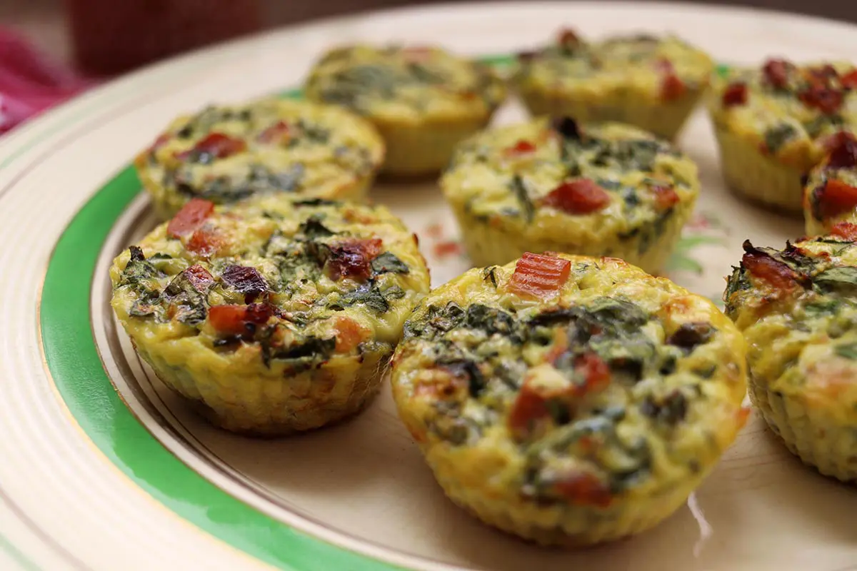 Bolinhos salgados de couve-flor com espinafre e bacon