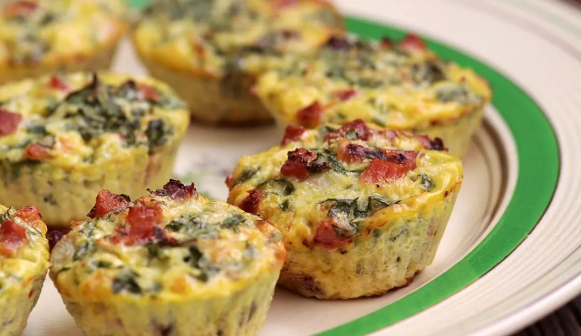 Bolinhos salgados de couve-flor com espinafre