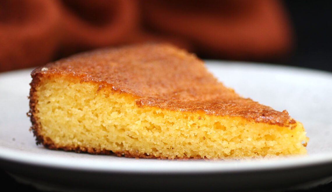 Bolo de limão com farinha de amêndoas e fubá