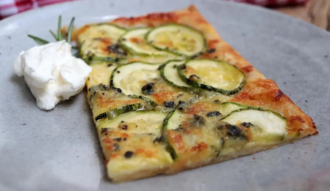 Torta de abobrinha com gorgonzola e mel