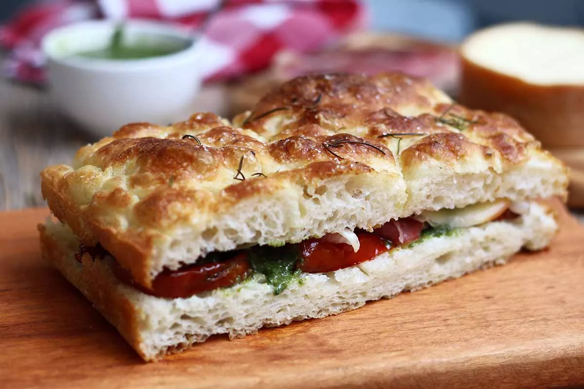 receita de sanduíche de focaccia com tomates assados