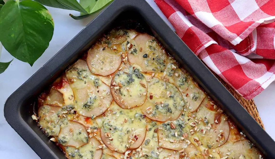 Pizza de pera com gorgonzola e nozes