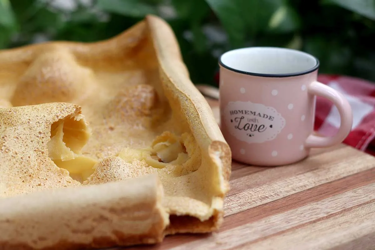Biscoito de polvilho assado, servido com café